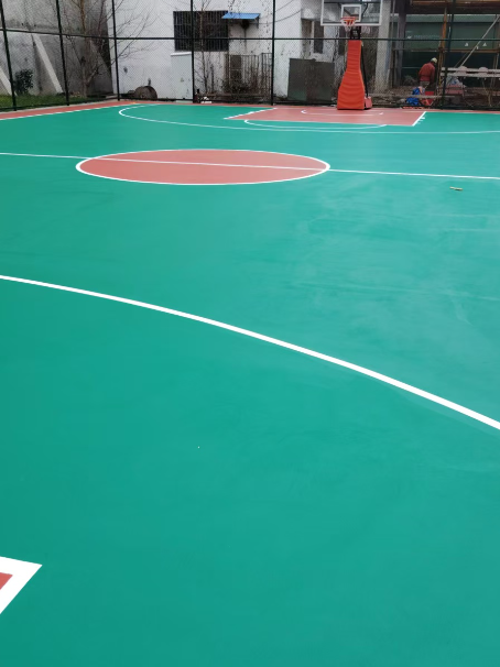廉江 球场长期使用易出现地面开裂